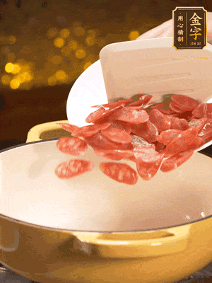 鍋里放油，香腸煸炒出多余的油脂，然后放小米辣