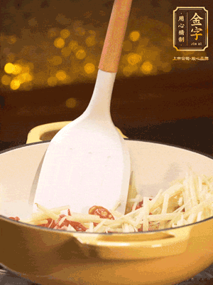 再放嫩姜絲，翻炒出姜絲的辣味