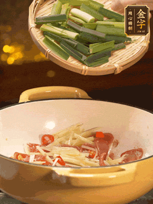 接著放蒜葉，來(lái)一點(diǎn)鹽，一點(diǎn)醬油調(diào)味翻勻