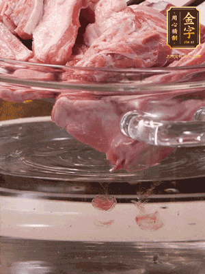 羊排清水洗凈，冷水浸泡30分鐘-2個小時，去除血沫。冷水下鍋，小火加熱析出血水后洗凈備用