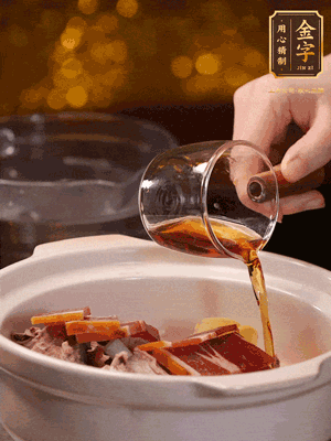 羊排、火腿、姜片一起入砂鍋，大火煮到沸騰