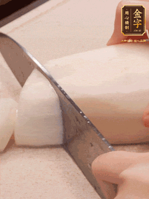 蘿卜削皮，切成滾刀塊