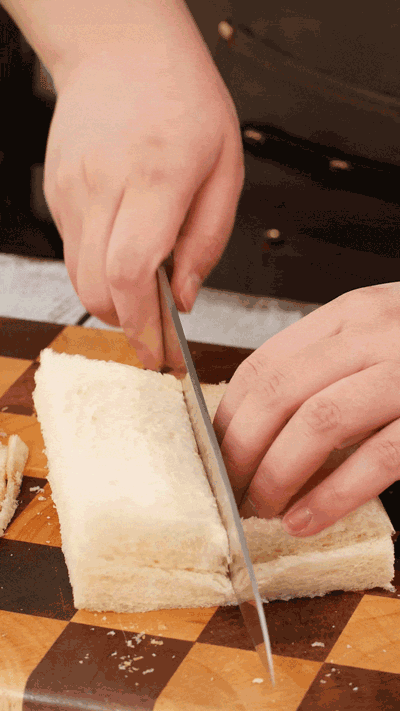 土司改刀去邊，切成適當(dāng)大小