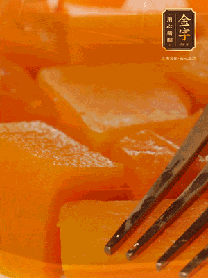 南瓜去皮，一半切塊備用，一半切塊蒸熟，碾成泥