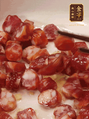 砂鍋熱油，下姜絲、香腸煸香