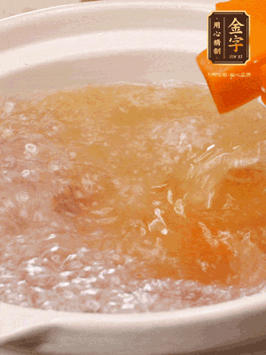倒入開(kāi)水、南瓜塊、南瓜泥中火煮5分鐘