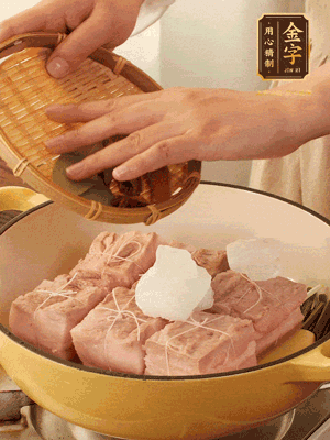 五花肉皮朝下，桂皮、八角、香葉、冰糖、生抽、花雕酒