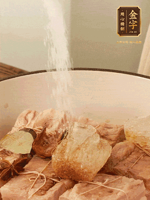 加水沒過，大火煮開轉(zhuǎn)小火慢燉2小時，煮到收汁