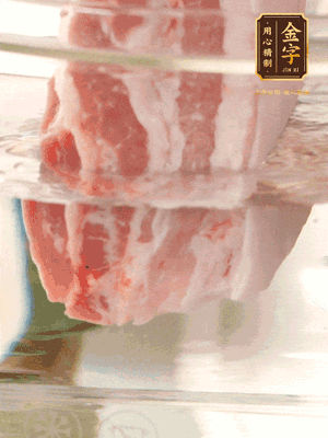 大塊豬五花冷水下鍋，蔥、姜、花雕酒焯水