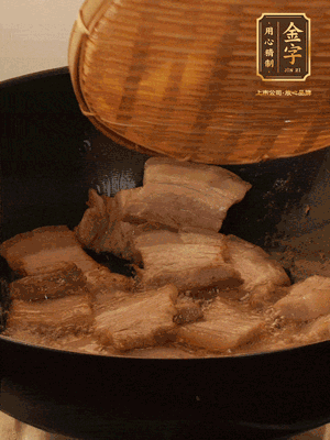 鍋中少油，翻炒五花肉