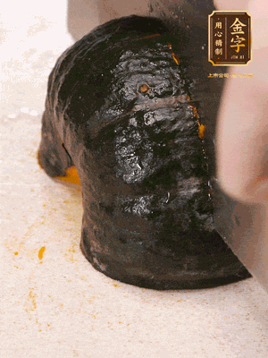 貝貝南瓜去皮，切成小塊。姜切絲