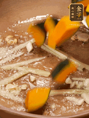 砂鍋倒一層底油，蒜粒、姜絲炒香后，再下南瓜翻炒30秒