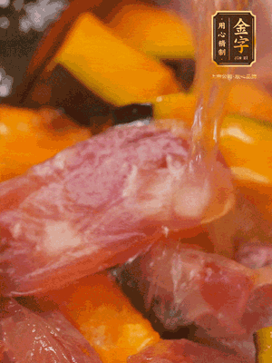 下香腸，倒沒(méi)過(guò)南瓜的水，加1/2勺鹽、1/2勺白糖、1勺蠔油燜8分鐘