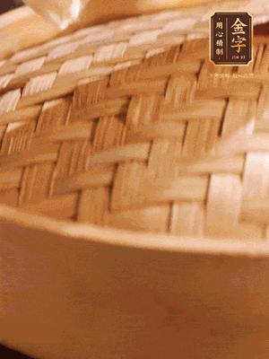 將香腸、醬油肉、臘肉放入蒸容蒸20分鐘