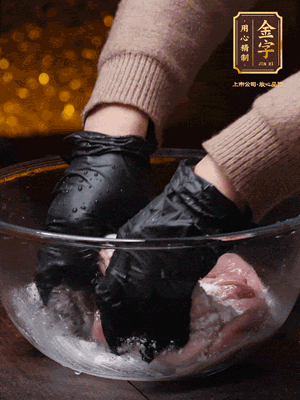 豬肚放入面粉、鹽、白酒，反復(fù)揉搓（重復(fù)3遍），洗掉表面的黏液。再把豬肚翻過來，剪去油脂，一樣反復(fù)揉搓干凈