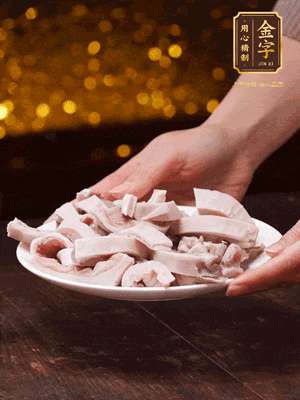 豬肚冷水下鍋，姜蔥料酒去腥，水開煮5分鐘，撈出，切小塊。