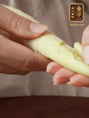 春筍沿著外皮豎著淺劃一刀，剝下外殼，切掉尾部的老根，切滾刀塊。（這個時候的春筍最為鮮嫩脆爽，不需要焯水去除澀味）