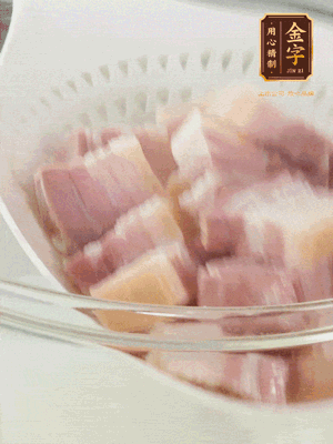 金字淡咸肉、排骨分別加料酒、蔥、姜冷水下鍋焯水，水開撇去浮沫撈出。