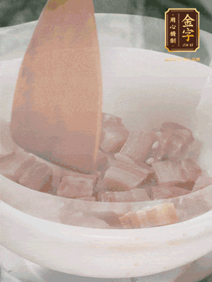 砂鍋內(nèi)咸肉微微煸出香味，再倒入開水。放排骨滾開后轉(zhuǎn)中小火篤30分鐘。（水盡量一次加足，以免中途加水沖淡鮮味。這一步是湯底濃白的關(guān)鍵）