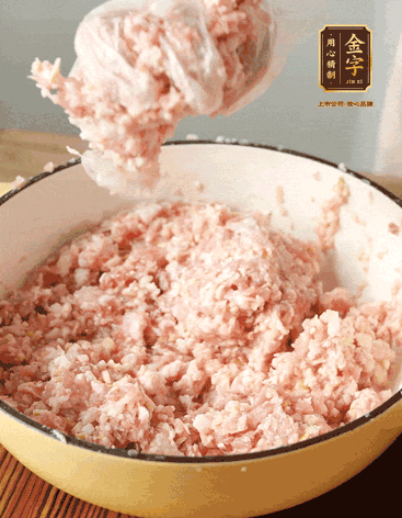 肉丁、咸肉丁、一丟丟鹽、料酒拌勻，反復(fù)摔打上勁。接著加入1兩蔥姜水，反復(fù)拌勻摔打上勁。前后共加3遍。3遍后筍丁，接著反復(fù)摔打上勁。最后加入1個(gè)蛋清、3茶匙生粉拌勻摔打上勁