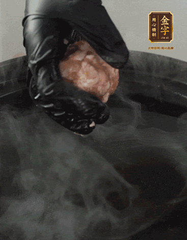 獅子頭摔打至圓潤牢固，等水煮開后，放獅子頭