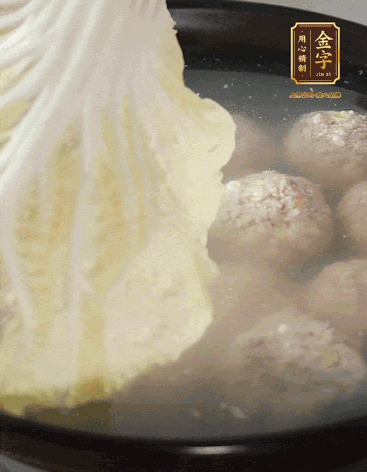 等獅子頭浮起來時(shí)再加白菜蓋。小火慢燉2小時(shí)