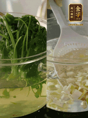春筍切丁焯水；薺菜加鹽焯水，過涼水后切成細(xì)末