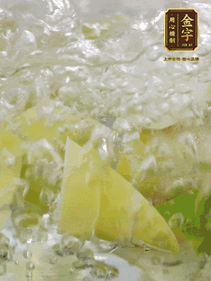 春筍沿著外皮豎著淺劃一刀，剝下外殼，切掉尾部的老根，切滾刀塊。簡(jiǎn)單焯水去澀味。