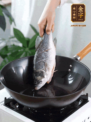 熱油，加1大勺豬油、姜片，再下鱸魚，煎至定型后翻面。（加點(diǎn)豬油，燉出的魚湯更容易變?yōu)榍逅哪贪咨?。?>
					</div>
					<span>步驟 3/6</span>
					<p>熱油，加1大勺豬油、姜片，再下鱸魚，煎至定型后翻面。（加點(diǎn)豬油，燉出的魚湯更容易變?yōu)榍逅哪贪咨＃?/p>
				</li><li>
					<div   id=