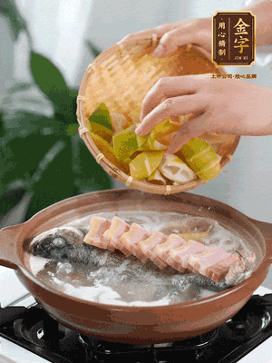 倒開水燉煮后轉(zhuǎn)移入砂鍋，淋料酒去腥、加少許鹽調(diào)味，再依次加咸肉、春筍燉煮15分鐘。