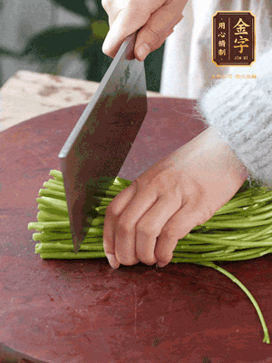 正嫩的藜蒿，掐頭去除根部，切小段