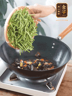 熱油煸香蒜末、姜粒、小米辣，再下臘肉煸炒出香味