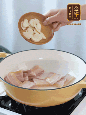 熱油下咸肉煸出香味，加蒜片、毛豆翻炒均勻