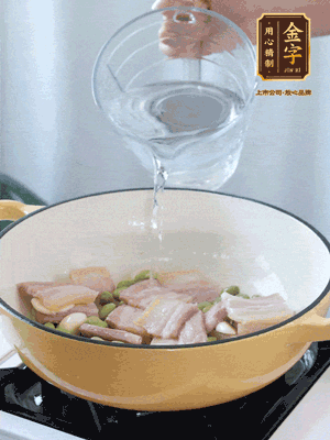 倒入熱水，加絲瓜、腐竹