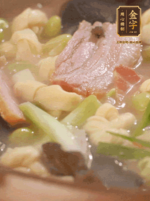 最后加一點蠔油、雞精調(diào)味