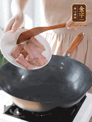 豬油熱鍋，下咸肉煸香，再下蔥姜提鮮