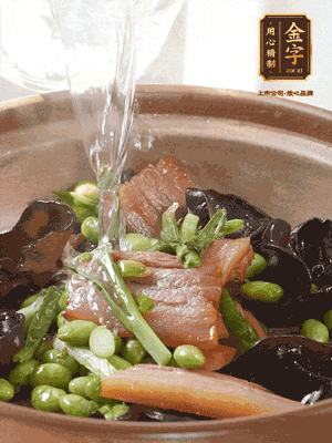 轉(zhuǎn)入砂鍋，加入開水、百葉結(jié)燉煮10分鐘