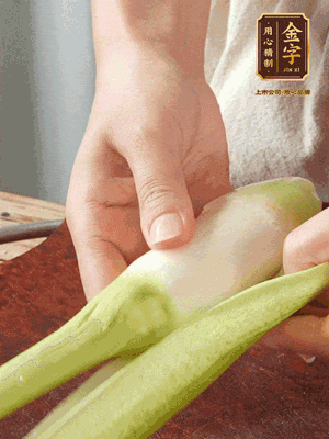 茭白去皮切絲，下鍋稍稍汆燙一下瀝干。