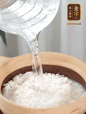 倒入浸泡30分鐘的米，中火煮開后轉(zhuǎn)小火。