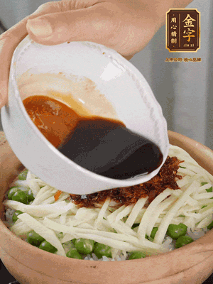 繼續(xù)小火燜3分鐘，淋上XO醬攪拌均勻。
