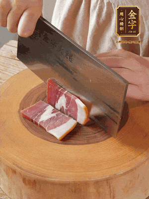 金字火腿切片，溫水浸泡5分鐘。