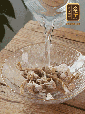 筍干提前泡發(fā)1晚切段，冬瓜去皮切塊。