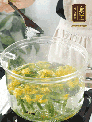 水開后，加鹽、黃瓜花焯水30秒