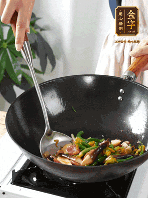 煸香蒜末，下香腸翻炒均勻，再依次下雞縱菌、黃瓜花