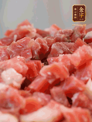 做月餅餡 火腿切成小丁，溫水浸泡5分鐘，上鍋蒸熟15-20分鐘，再將火腿丁、白砂糖、蜂蜜攪拌腌漬2小時(shí)
