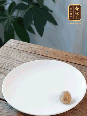 做水油皮、油酥 將油皮材料放入料盆中，加100ml水?dāng)嚢璩裳┗ㄆ瑺睢Ｔ诎赴迳戏磸?fù)揉搓成有一定筋度的光潔面團(tuán)，搓成14個(gè)團(tuán)子。
