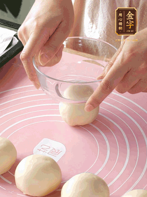 按扁后搟成圓形面皮。餡料放在面皮中心，把餡料包緊，捏緊收口