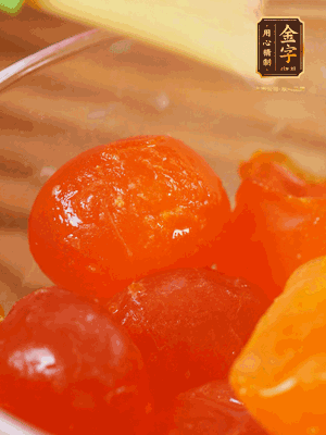 咸蛋黃噴白酒，170℃烤10分鐘。打碎過篩