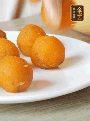 融化的黃油、芝士粉攪勻，加糖粉、蛋液、淡奶油、咸蛋黃攪勻，再加入玉米淀粉、奶粉拌勻，用不粘鍋炒至抱團(tuán)