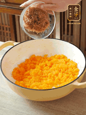 加火腿絲拌均，分成37g一個(gè)餡料，冷凍30分鐘